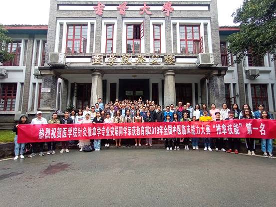 图2：FUN88乐天使在校员工热烈欢迎代表队载誉归来